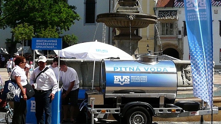 Na hlavnom námestí je oddnes opäť cisterna s pitnou vodou - Bvs cisterna