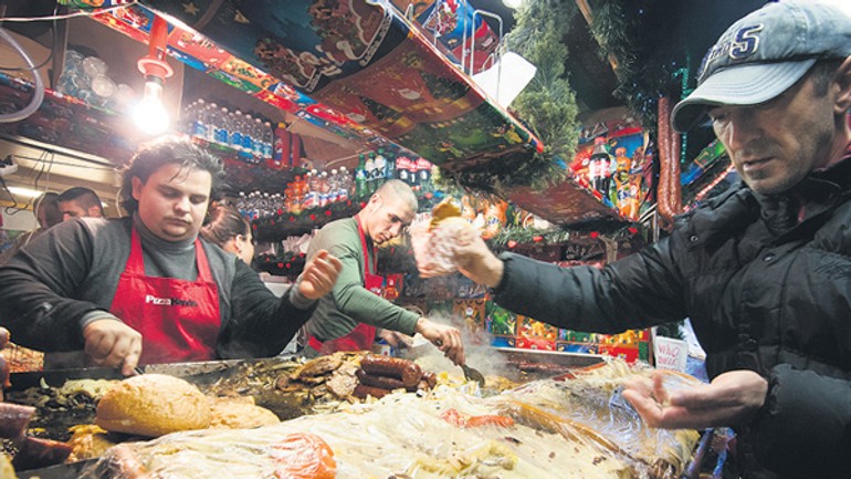 Z trhoviska je veľká vianočná krčma - Pamatnik24 1