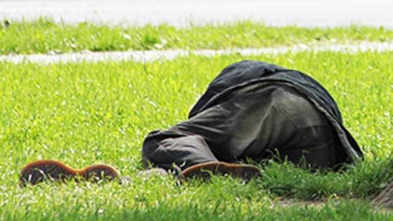 Na jiráskovej ulici sa rozložili asociáli - bezdomovec_travnik