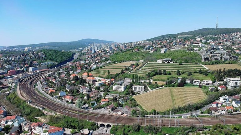Pohľad na mesto z drona nad Račianskym mýtom