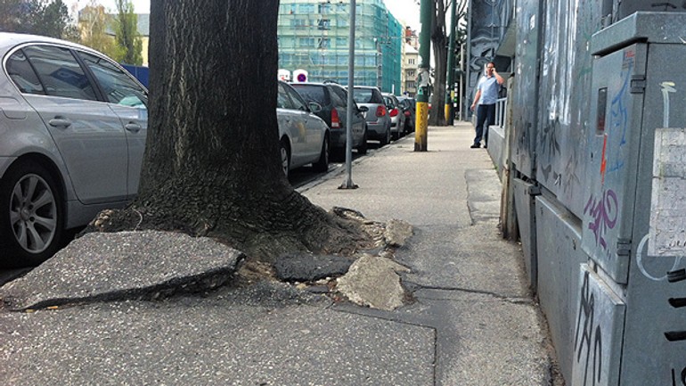 Magistrát nechce riešiť neschodnosť chodníka na cintorínskej - Cintorinska1