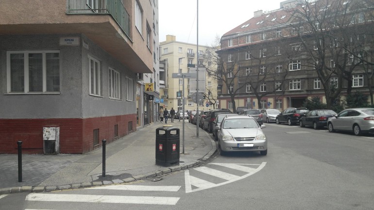 Medená ulica po odstránení telefónnej búdky