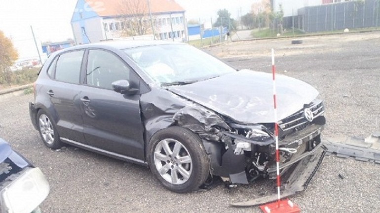 Auto pri nehode vrazilo do reklamného pútača aj skrine s plynovými nádobami - Polo burane