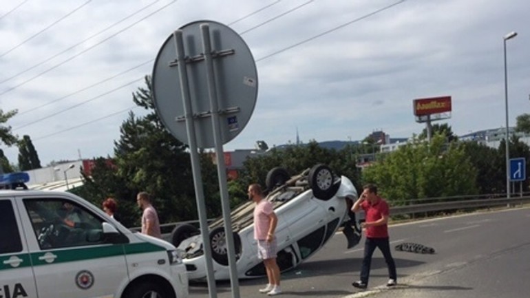 Policajti vyšetrujú rannú nehodu pod prístavným mostom - Pristavny most