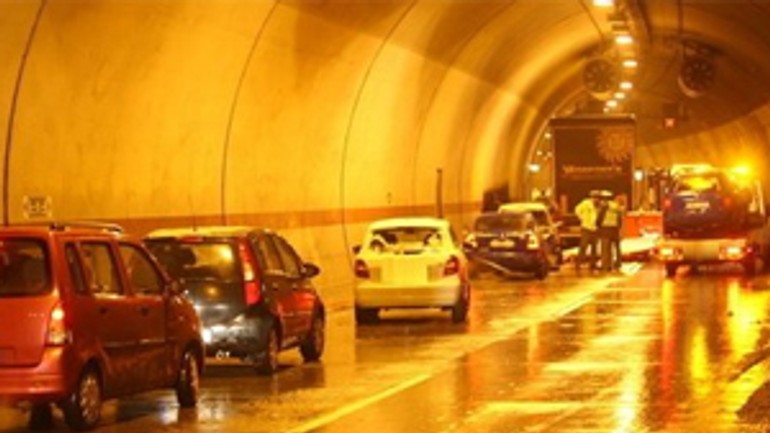 V tuneli sitina sa popoludní zrazilo sedem áut - sitina_tunel