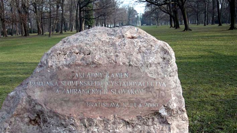 V sade janka kráľa chcú postaviť pamätník vysťahovalectva - kamen_vystahovalectvo