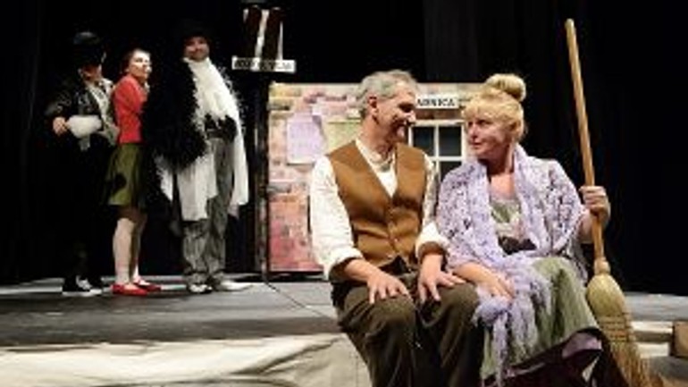 V bábkovom divadle cestujú ester a albatros - Ester albatros