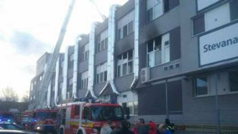 Hasiči zasahujú pri požiari výrobnej haly v dúbravke - t_gina-42799-20170114-090042395750