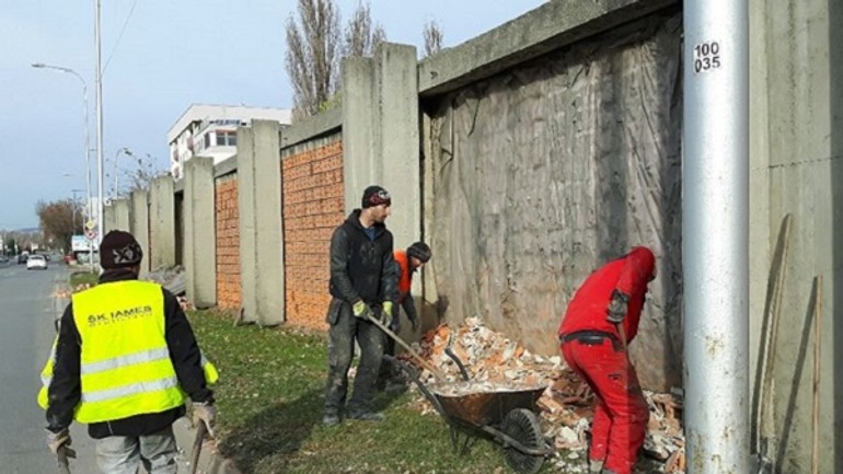Na rusovskej ceste dávajú do poriadku protihlukovú stenu - rus2  mag