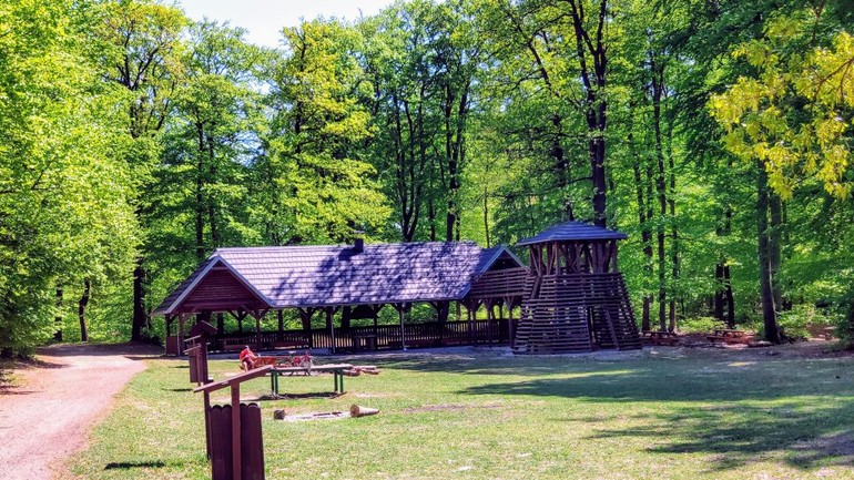 Dolný Červený kríž, prístrešok