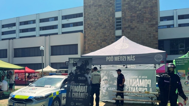 Policajti počas Dni Petržalky 2025.