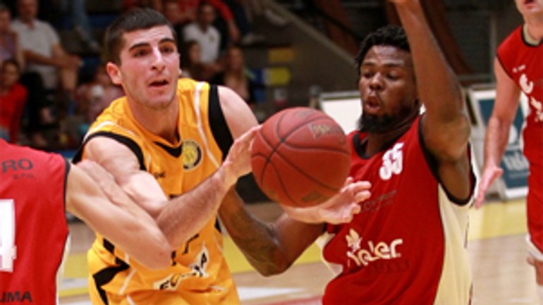 Basketbalisti interu v závere zápasu prišli o víťazstvo v komárne - Kn inter