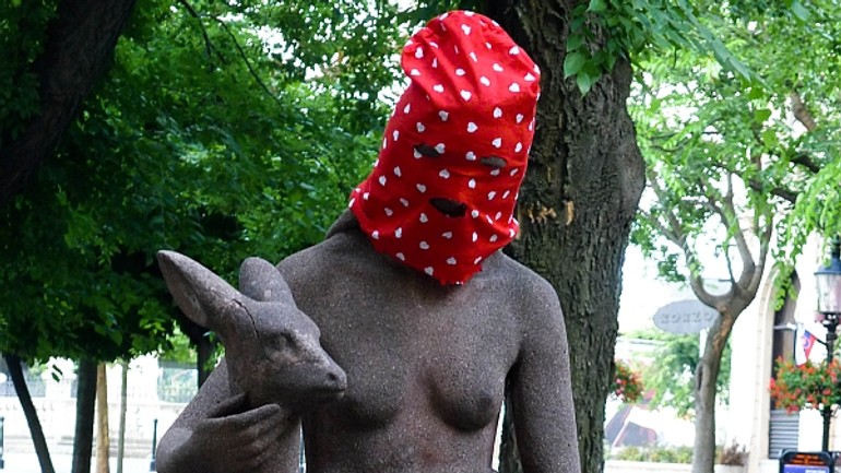 Bratislavské sochy mali kukly ako pussy riot - Pussy riot1