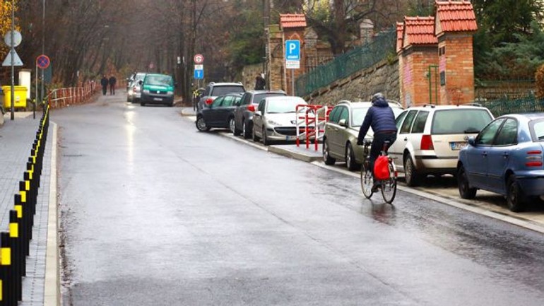 Staré mesto kompletne opravilo cestu a chodníky na hlbokej ceste - hlboka_opravena1