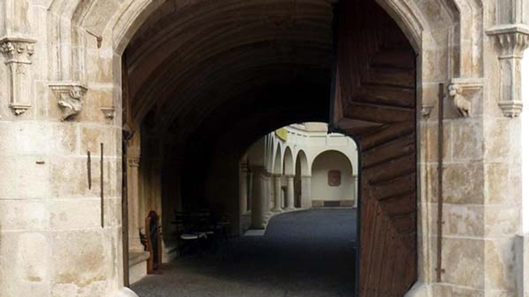 Stredoveké miery na bráne radnice - pamatnik01_1