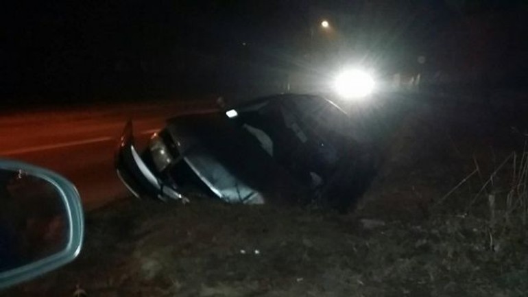 Foto: opitý vodič skončil s autom v priekope - Vodič v priekope