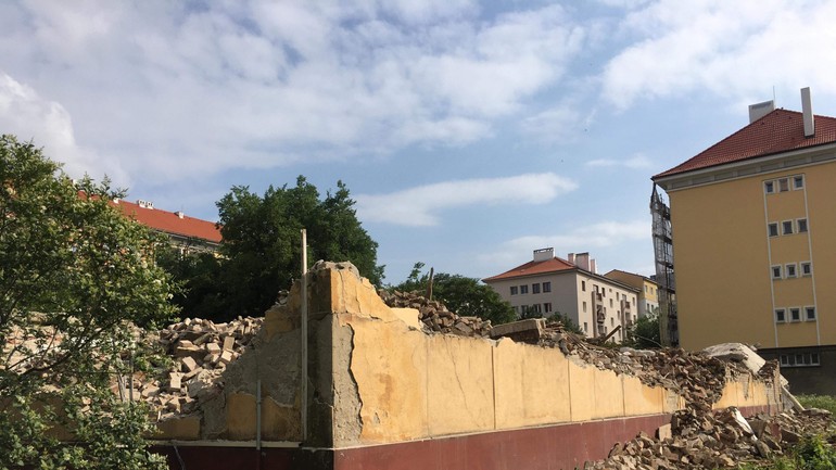 Už zbúrana bývalá škola na Vajnorskej 7.6.2018