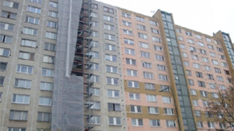 Policajti zachránili muža, ktorý chcel vyskočiť z balkóna - panelak_strecnianska