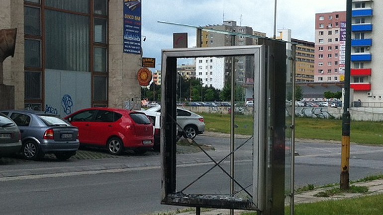 Rozbitú búdku odstráni samospráva na vlastné náklady - Budka1