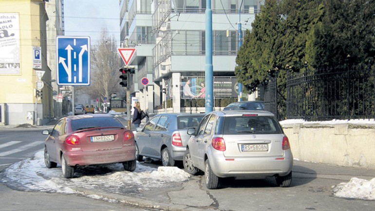 Na chodníku pred kostolom sa už neparkuje - Blumentalska1