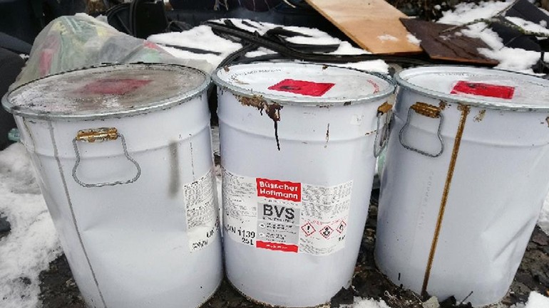 Sudy s neznámou látkou