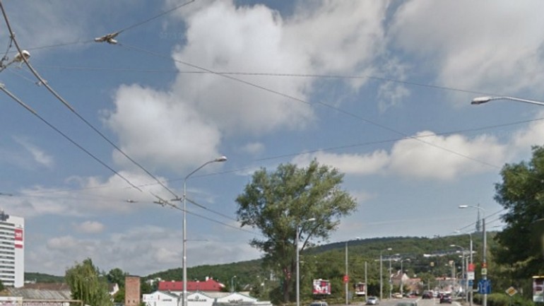 Autobusy a trolejbusy v okolí patrónky meškajú pre nehodu do 60 minút - patronka