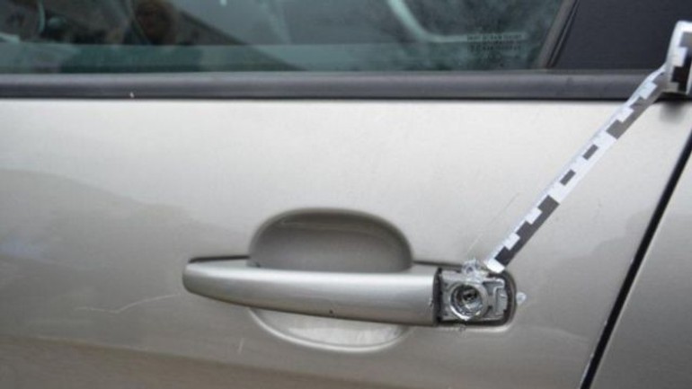 Neznámy páchateľ poškodil na podzáhradnej ulici autá - auto_poskodene