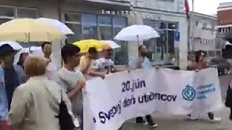 Chcete vyjadriť solidaritu s utečencami? vyrazte na dáždnikový pochod - dazd pochod