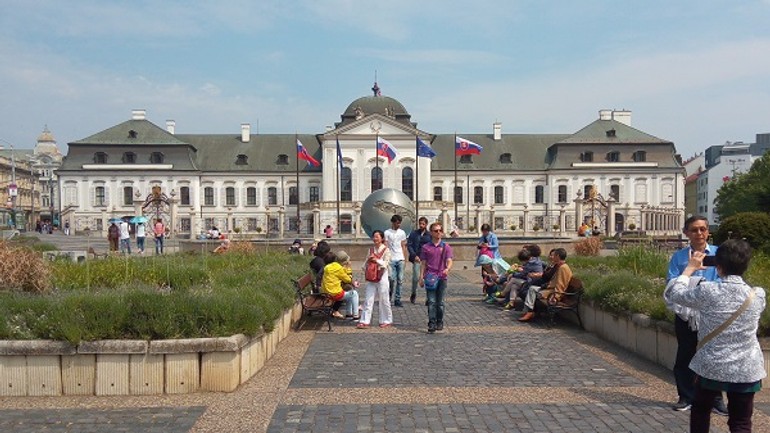 Obnovia dlažbu na nádvorí grasalkovičovho paláca. za trištvrte milióna - grasalkovicov palac