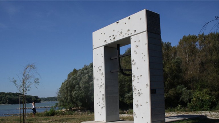 Okolie bieleho pamätníka brána slobody v devíne obnovia - Brana slobody