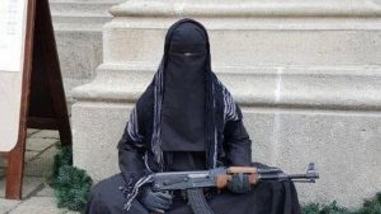 Poliícia prerušila trestné stíhanie v prípade figuríny so zbraňou - Figurina_Dom