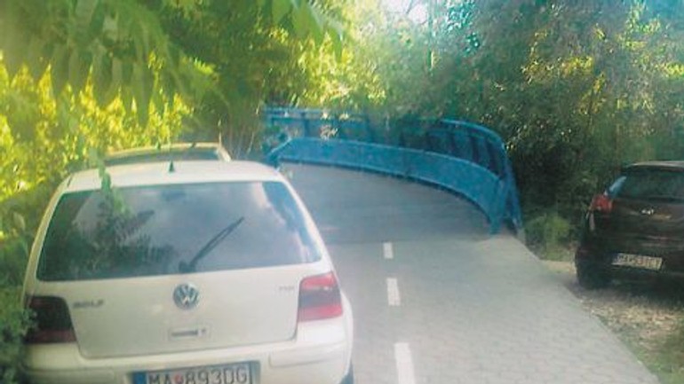 Cyklistov po zjazde z mosta apollo víta auto parkujúce na cyklochodníku - 201519_auto1