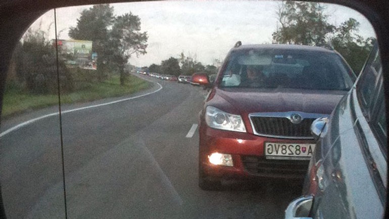 Vodiči sa sťažujú na zápchy v okolí krematória - Hodoninska1