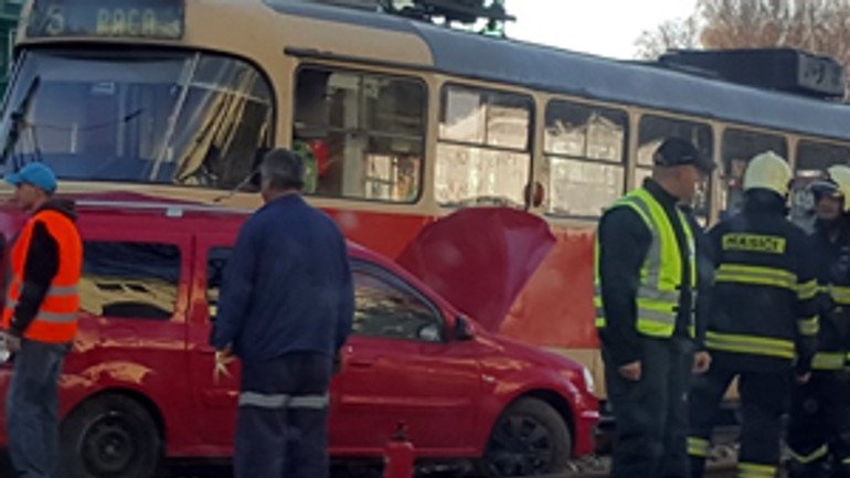 Rannú nehodu električky a auta už vyšetruje polícia - nehoda_elektricka_auto