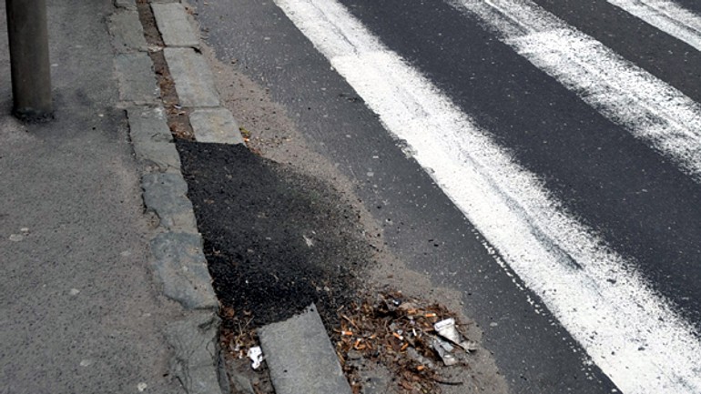 Asfaltové nájazdy nerobilo mesto, ale zelená hliadka - prievozska_obrubnik