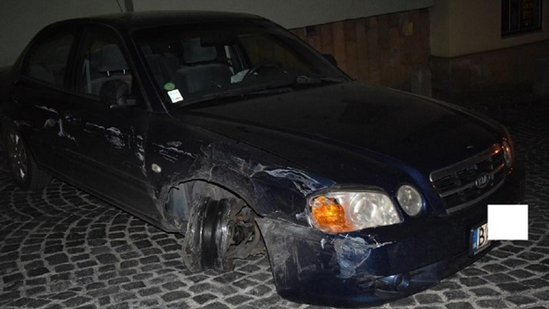 Foto: opitý vodič vyvádzal v starom meste. narazil do troch áut - 001