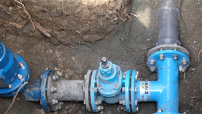 Okolie gwerkovej ulice v petržalke je bez vody, prasklo potrubie - vodovod