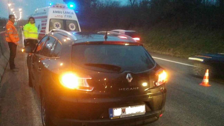 Dopravná nehoda na diaľnici D2 v smere od zjazdu Bory Mall 