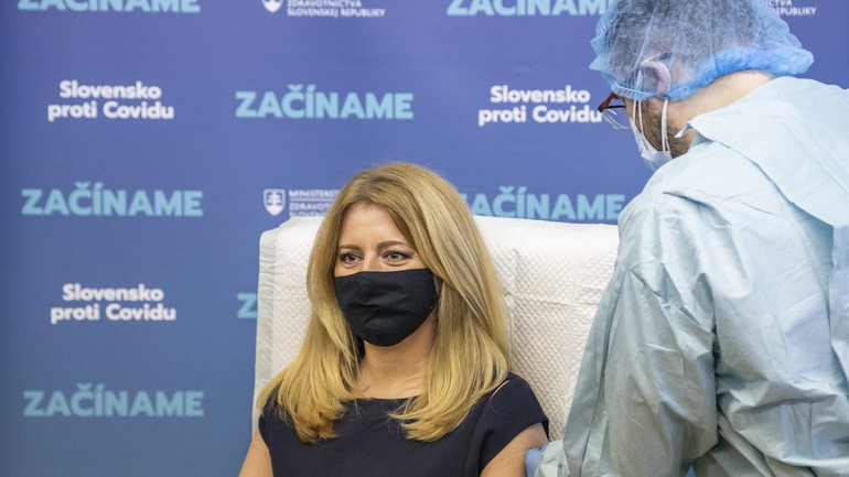 Zuzana Čaputová počas očkovania proti ochoreniu COVID-19 v Univerzitnej nemocnici Bratislava 