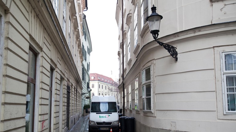 Vodič dodávky pri cúvaní v pešej zóne zabil chodca - Nehoda1