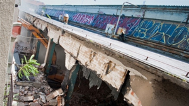 Hamilton group sa sťažuje na ružinovský stavebný úrad - Cvernovka buranie