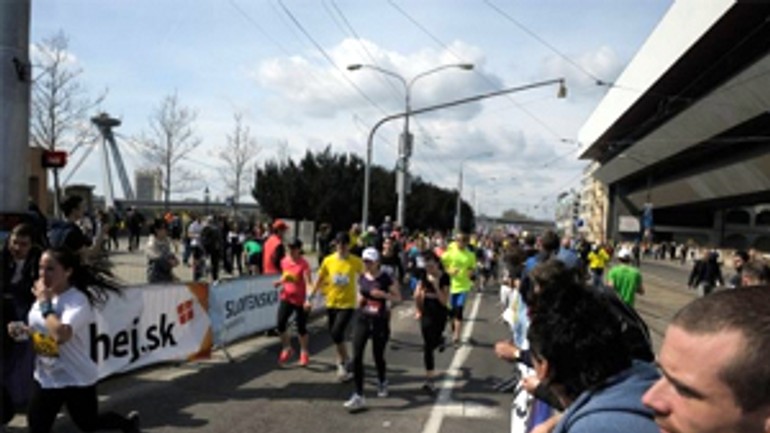 Devín - bratislava vyhrali keňan mwangi a maďarka kácserová - devin_bratislava_2015_beh