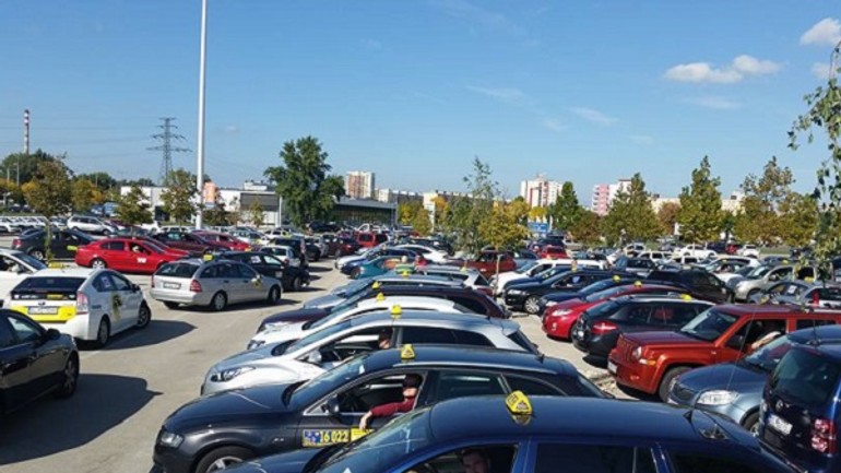 Taxikári vyrazia na protestnú jazdu. pôjdu minimálnou rýchlosťou - taxiky stop uber