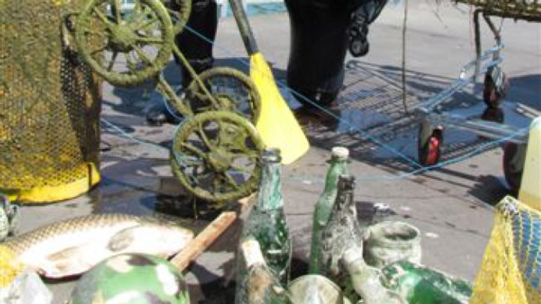 Pri čistení kuchajdy našli i pištoľ, mohla byť z trestnej činnosti - kuchajda_odpad