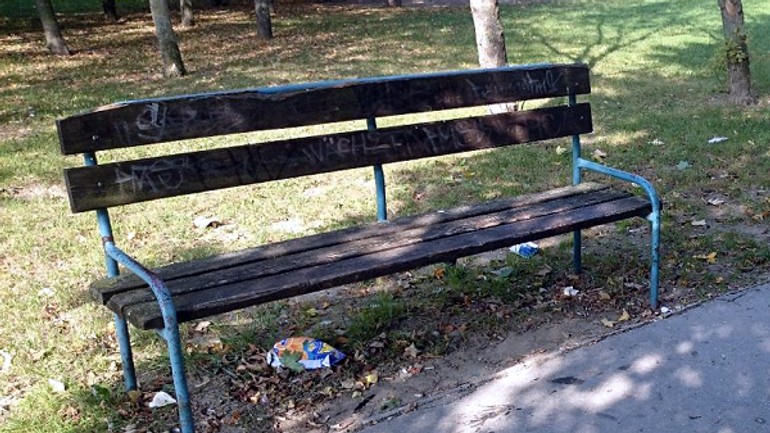 Petržalka renovuje lavičky na verejných priestranstvách - lavicka_petrzalka