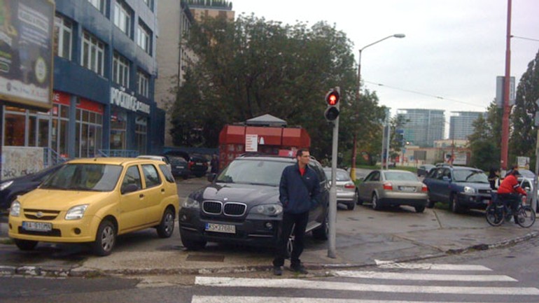 Autá parkujú na chodníku a jazdia naň cez priechod - Tomasikova4