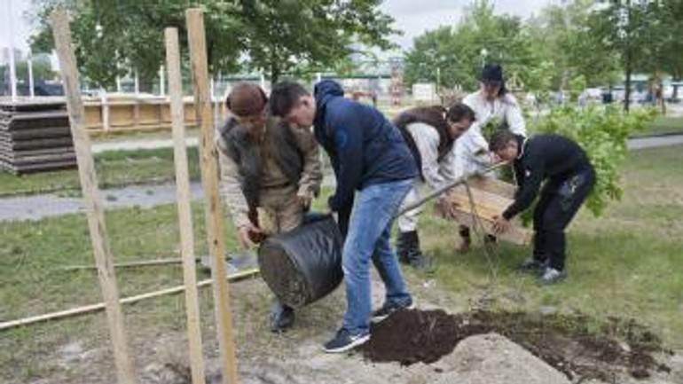 Na tyršovom nábreží vysadili napoleonov dub - t_20170520_napoleon_010430612