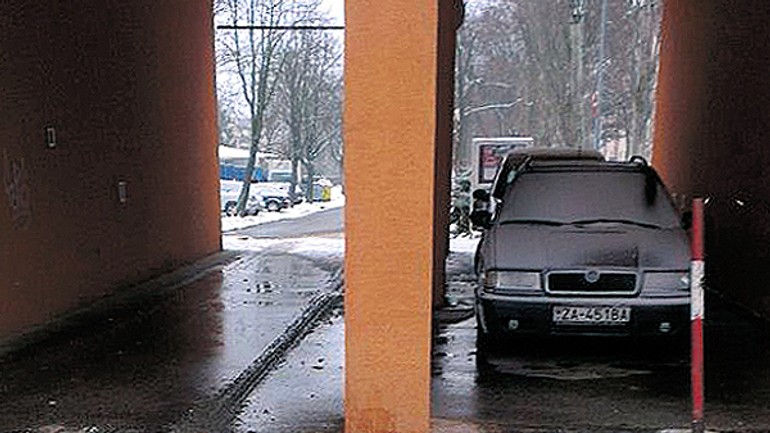 Divokému parkovaniu áut v podjazde zabránia stĺpiky - kadnarova1