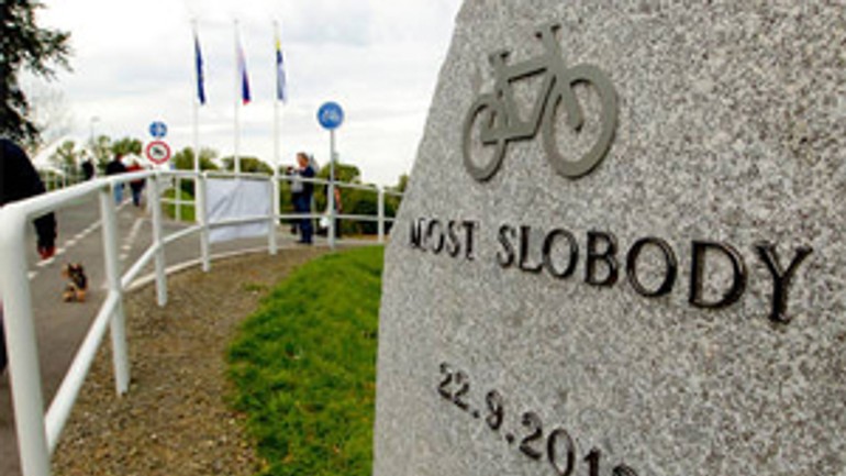 Chuck norris má smolu, otvorili cyklomost slobody - Most slobody