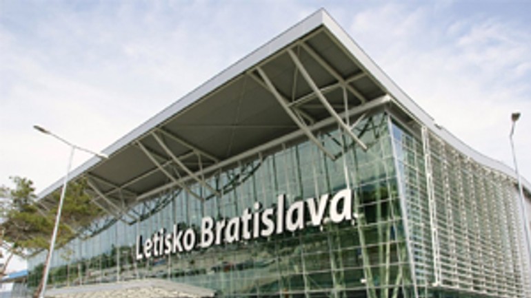 Bratislavskému letisku vlani klesol počet cestujúcich - letisko
